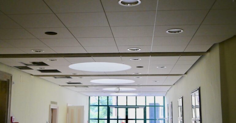 Akustikdecke im Eingangsbereich