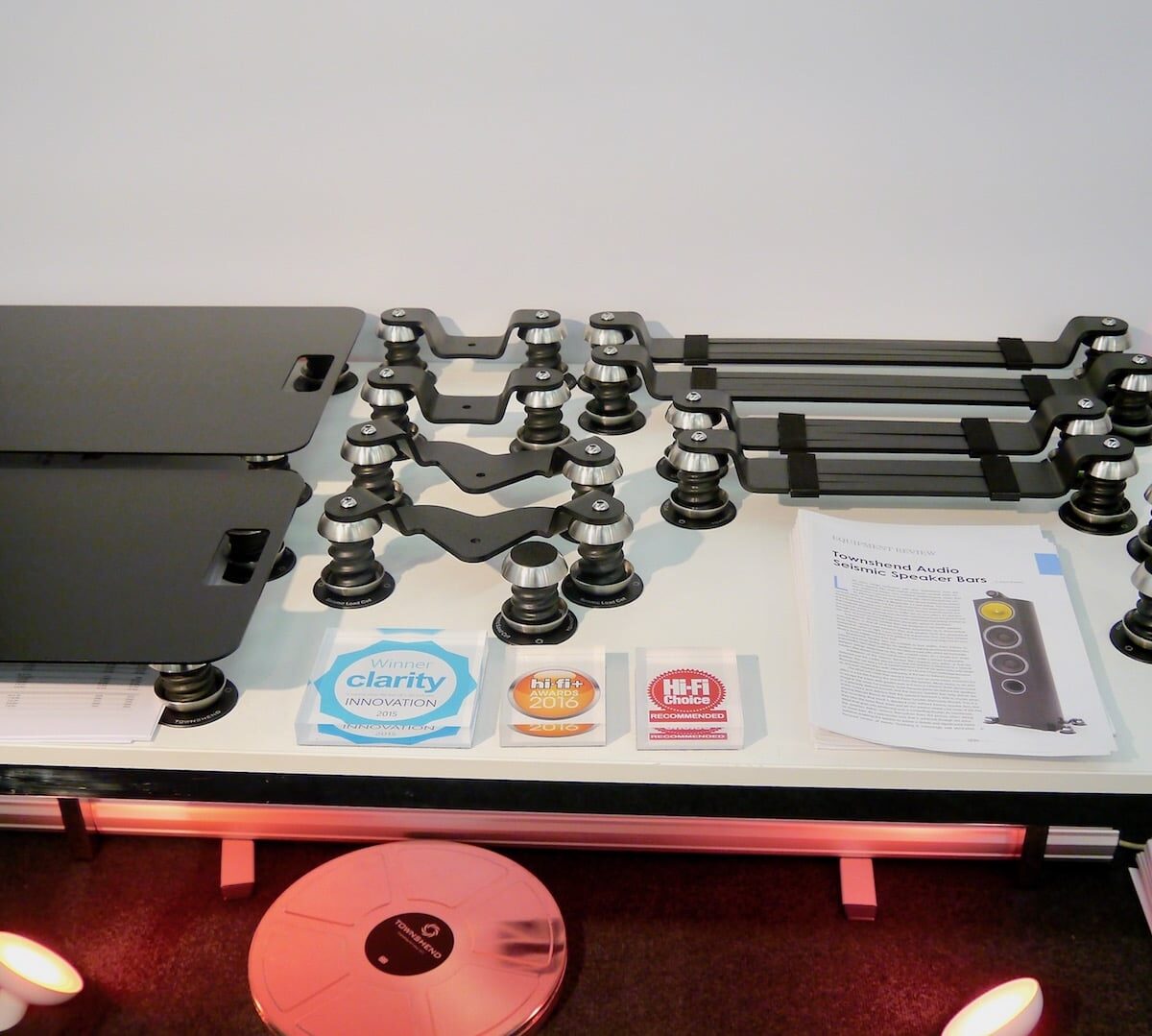 Isolationsplattformen von Townshend Audio am Tisch