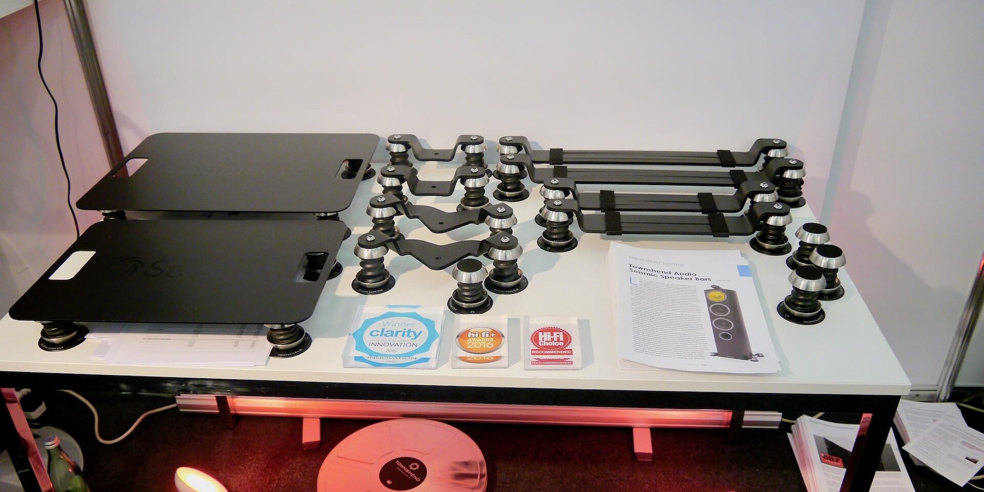 Isolationsplattformen von Townshend Audio am Tisch