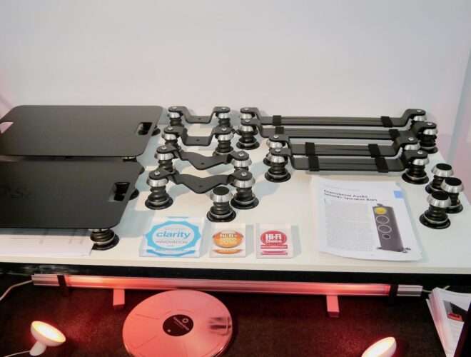 Isolationsplattformen von Townshend Audio am Tisch