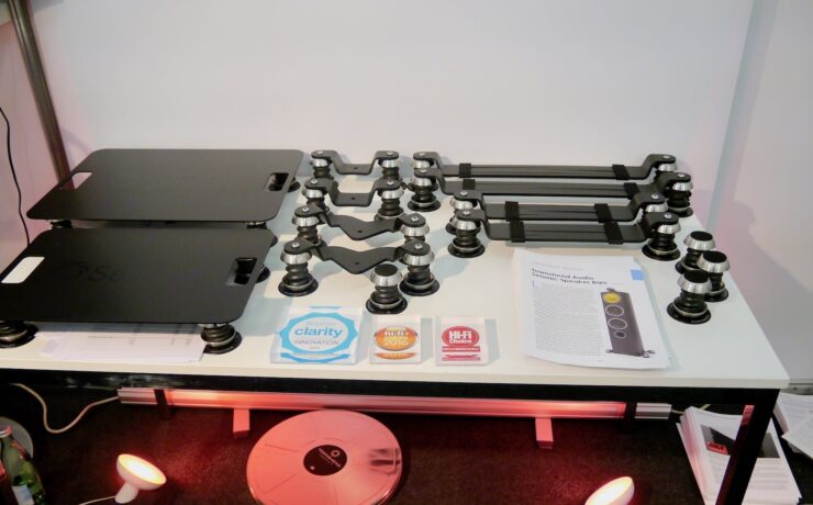 Isolationsplattformen von Townshend Audio am Tisch