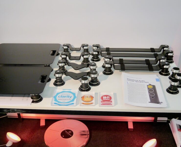 Isolationsplattformen von Townshend Audio am Tisch