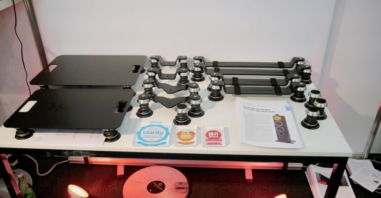 Isolationsplattformen von Townshend Audio am Tisch