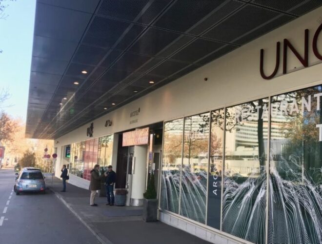 Leerer Hoteleingang zum Messebeginn