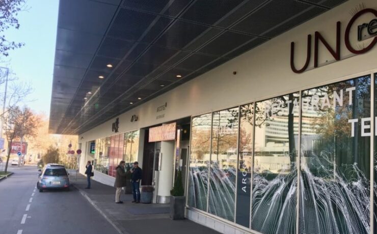 Leerer Hoteleingang zum Messebeginn