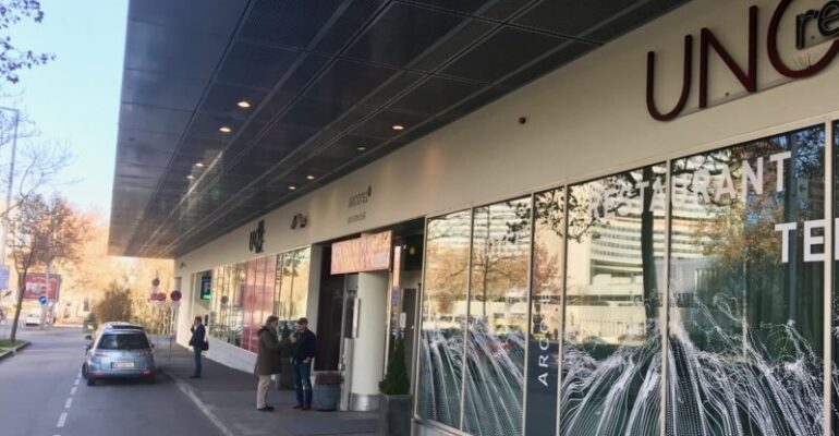 Leerer Hoteleingang zum Messebeginn