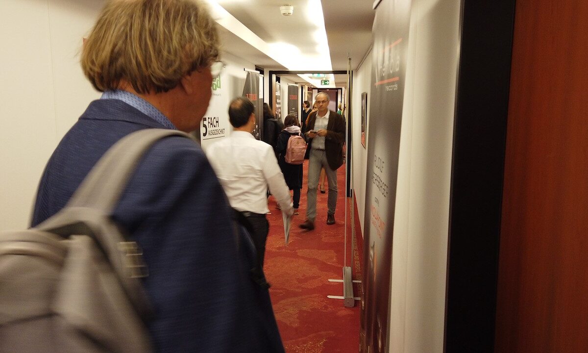 Haberfellner auf Zimmersuche am Gang