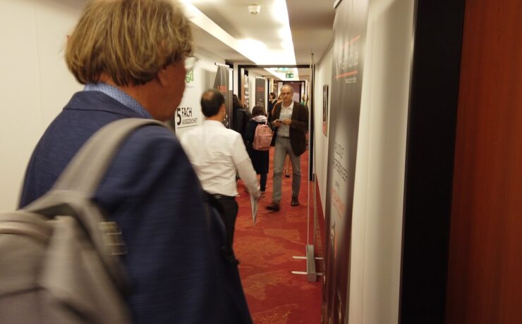 Haberfellner auf Zimmersuche am Gang