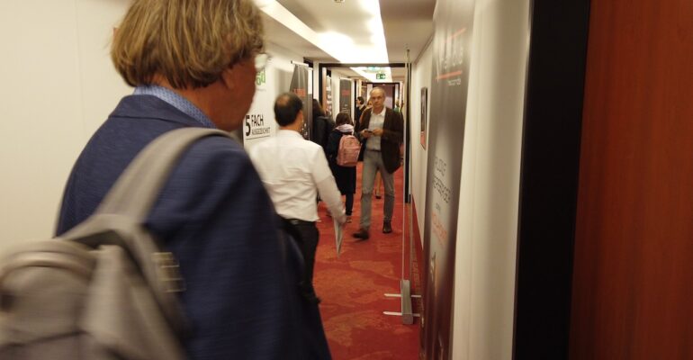 Haberfellner auf Zimmersuche am Gang