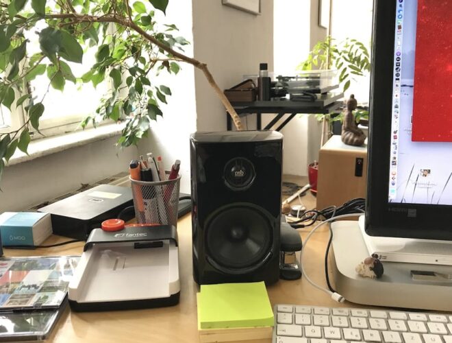 PSP Alpha1 Lautsprecher am Schreibtisch
