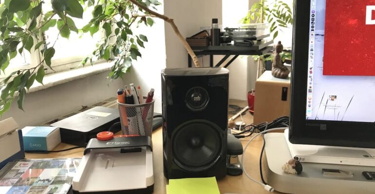 PSP Alpha1 Lautsprecher am Schreibtisch