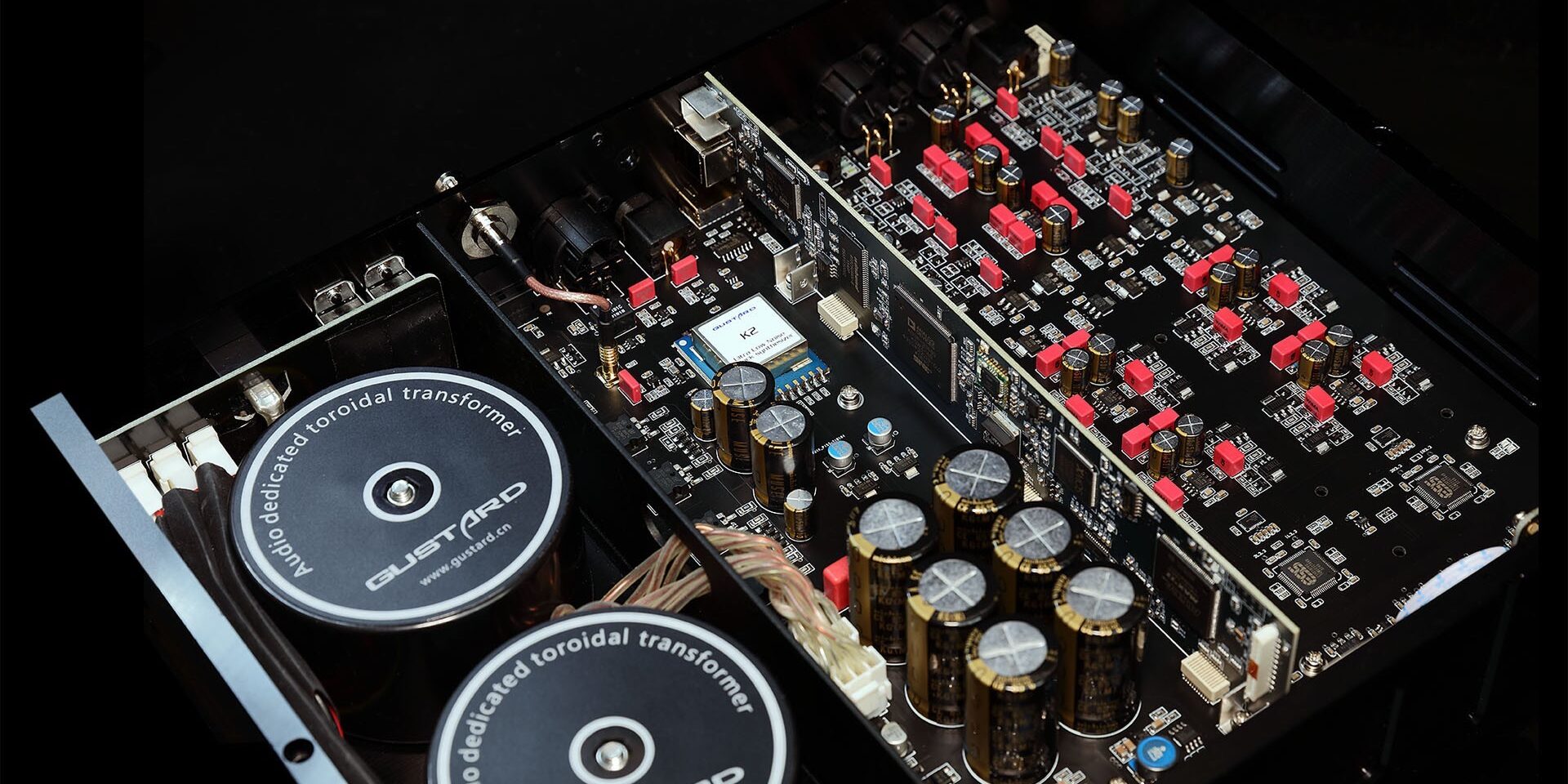Innenleben des Gustard x26Pro mit 2 Trafos