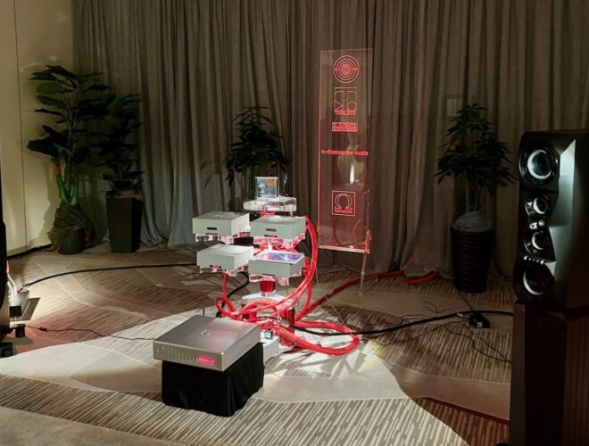 Soundwaves Anlage in Weiss Rot