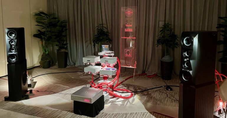 Soundwaves Anlage in Weiss Rot