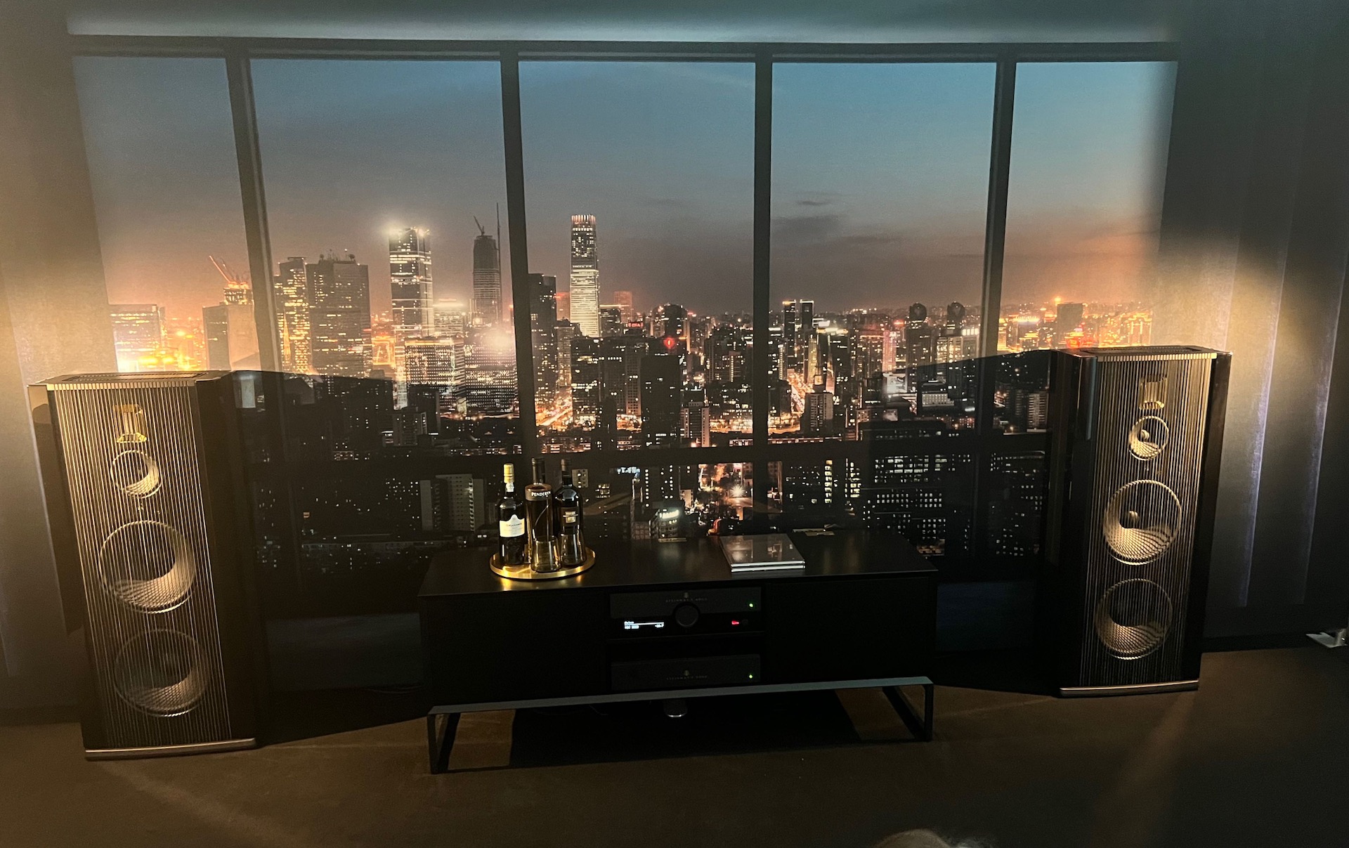 Direct an der Wand wegen der Gnä Frau - Steinway V1