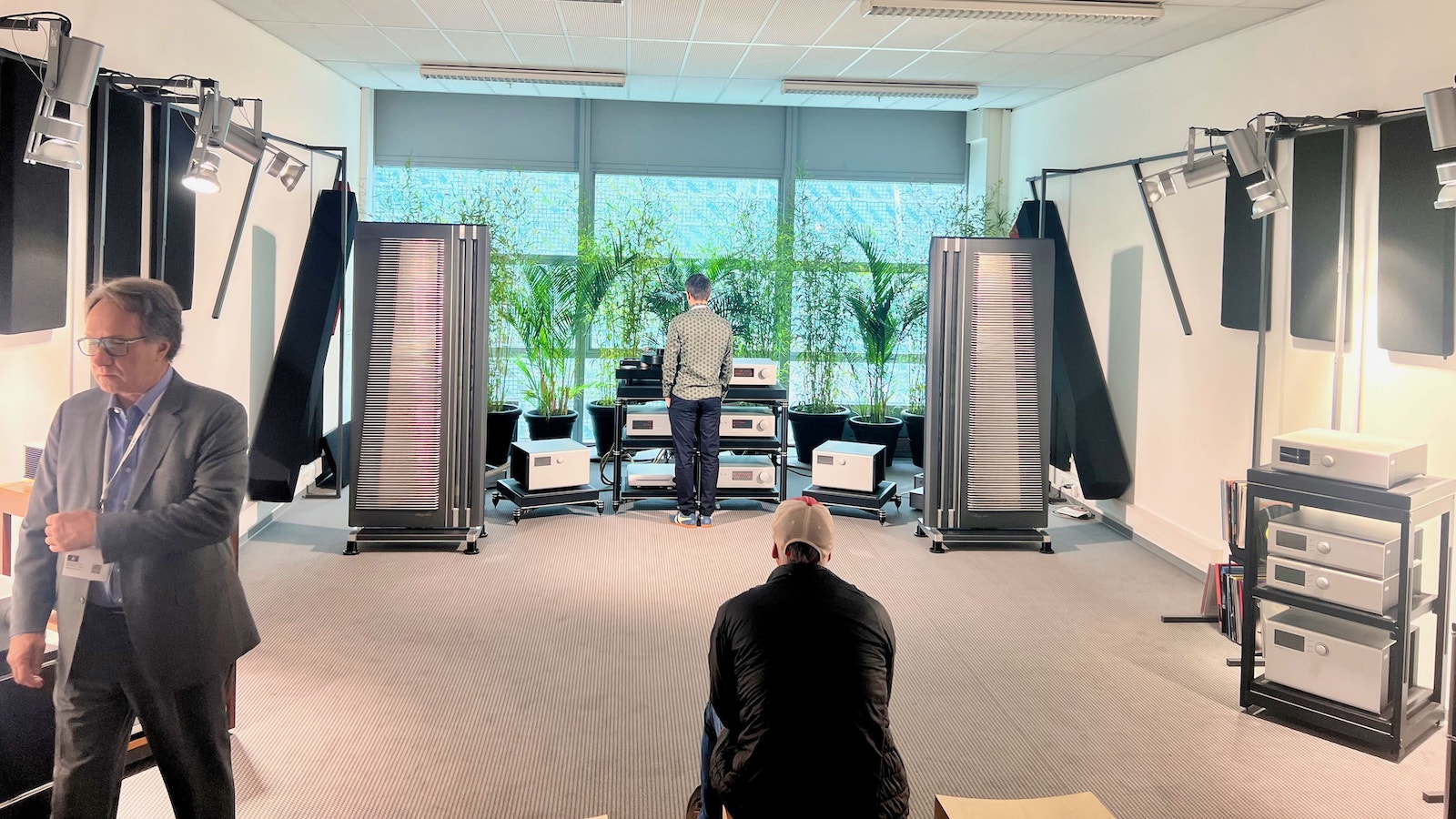 Soulution mit riesigem Bändchenlautsprecher Highend Munich 2023