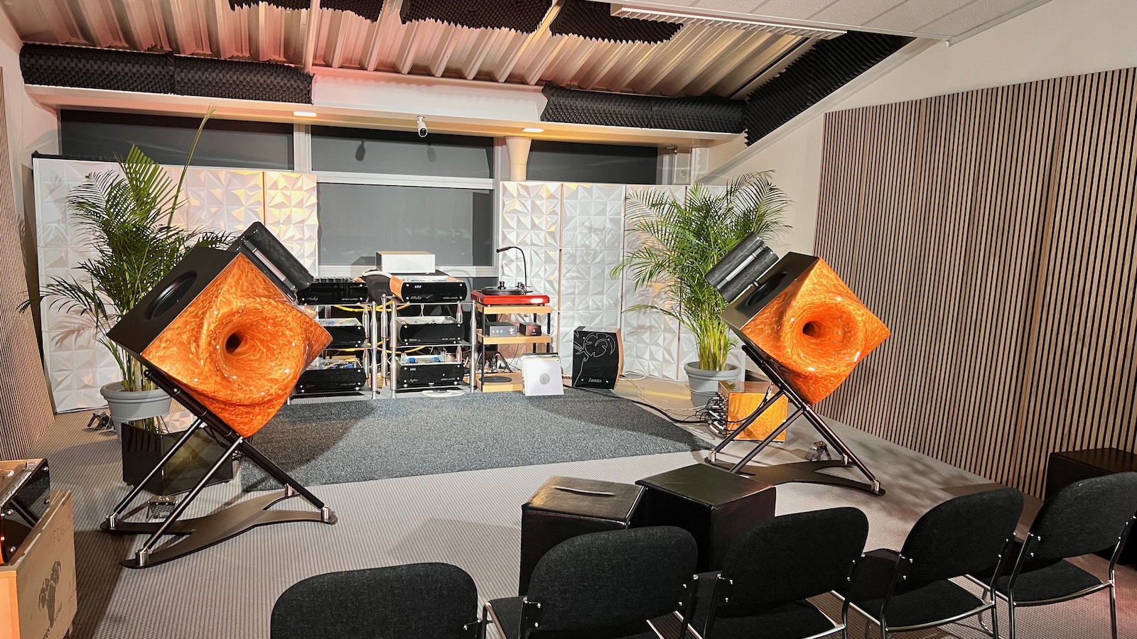 Highend Munich 2023 Riesenwürfel Lautsprecher in Orange