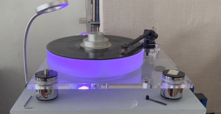 Plattenspieler mit Mood Beleuchtung