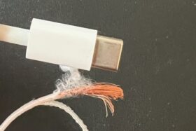 147 Drähte mit 0,07mm , daneben ein USB-C Stecker 147 Drähte mit 0,07mm , daneben ein USB-C Stecker