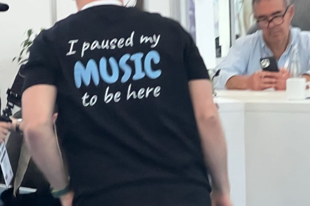 T-Shirt des Jahres auf der HighEnd : I Paused my music to be here