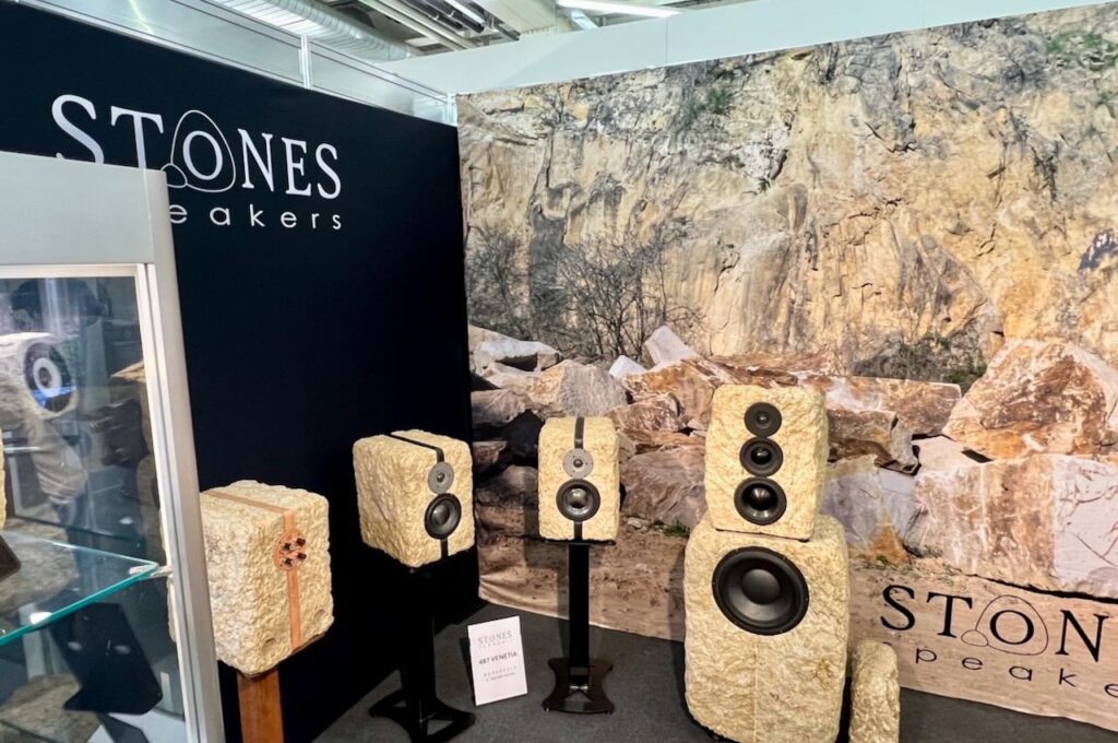 Aus Stein gemeisselt - Speakers von Stones