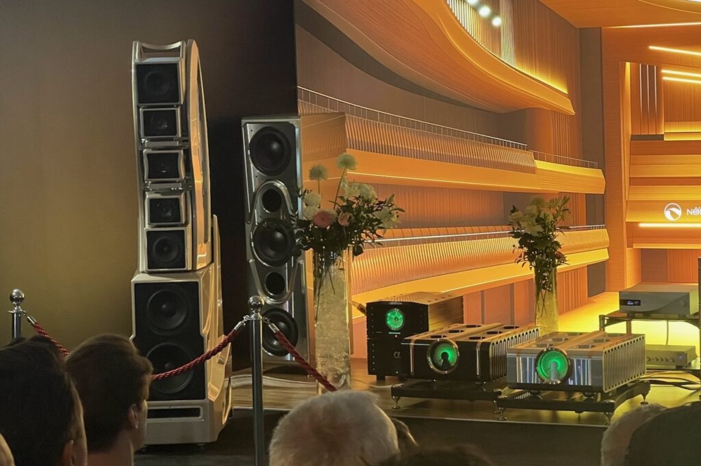 Zur Sicherheit ein kleiner Subwoofer noch dahinter - auch D'Agostiniert !
