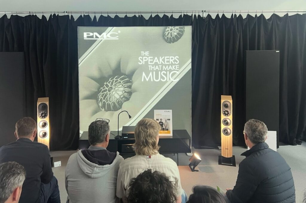 Spielt Bass sogar bei sehr leisem Pegel .- großes Kino von PMC in kleiner Form