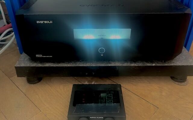 F10 hinter seinem kleinen Vorgänger