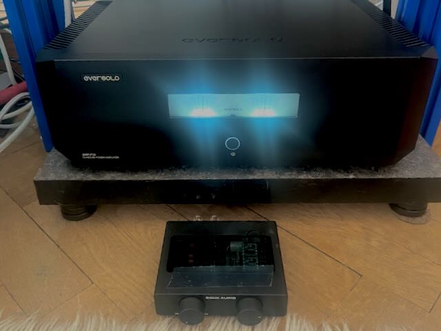 F10 hinter seinem kleinen Vorgänger