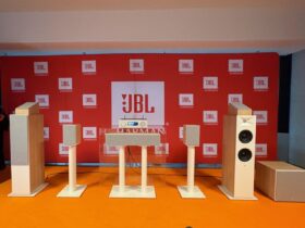Klare Linie ganz in weiß bei JBL diesmal , amerikanischer Sound natürlich , fast forward.