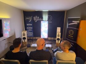 Manche Grafiker produzieren Rätsel, nicht Logos. Ella Sonika? Olla Gonika? Klang war viel besser als das Logo.