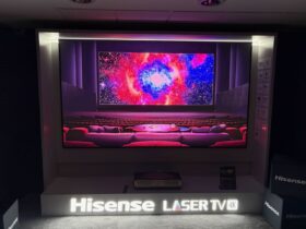 Volle Breite wie im Gartenbaukino zuhause Dank Laser-Kurzdistanzbeamer in 4k .