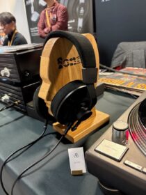 Schaut geschlossen aus , ist aber angeblich offen. D7000 von Final . Klingt auch geschlossen.