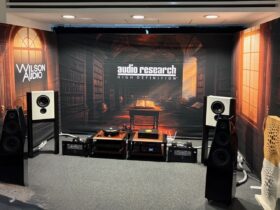 Für mich der Höhepunkt der Show: Grimm , Wilson Audio aber vor allem Audio Research Monoblöcke. Bumsti, da geht die Post ab.