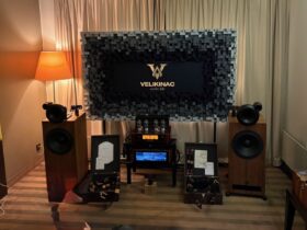 Eine DER Entdeckungen der Messe für mich: Velkinac Lab mit sehr guten Dreiweg-Lautsprechern und einem magischen Soundmännchen.