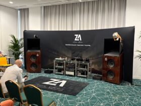 Trara das Horn ist da , und weckt schlafende Hunde auf.