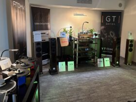 Nessie wäscht die LPs Atohm spielt sie ab.