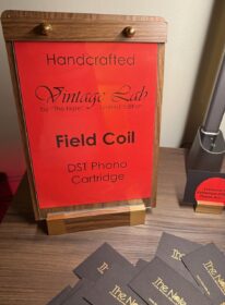 Hab ich noch nie gesehen , Tonabnehmer der das Megnetfeld selber erzeugt mit Spulen.