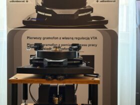 Der erste Plattenspieler der den Teller hebt zum Einstellen des Vertikalen Abtastwinkels. Never seen before.