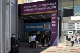Der Seiteneingang zu den Hallen