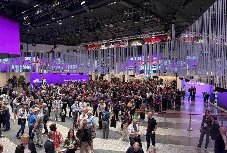 Blick von der Rolltreppe auf das anstürmende Volk
