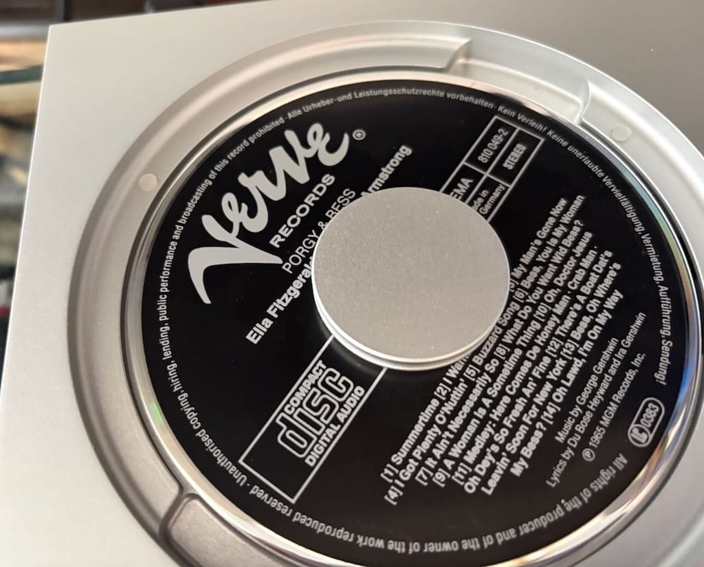 Cd fixiert mit magnetischem Halter. 
